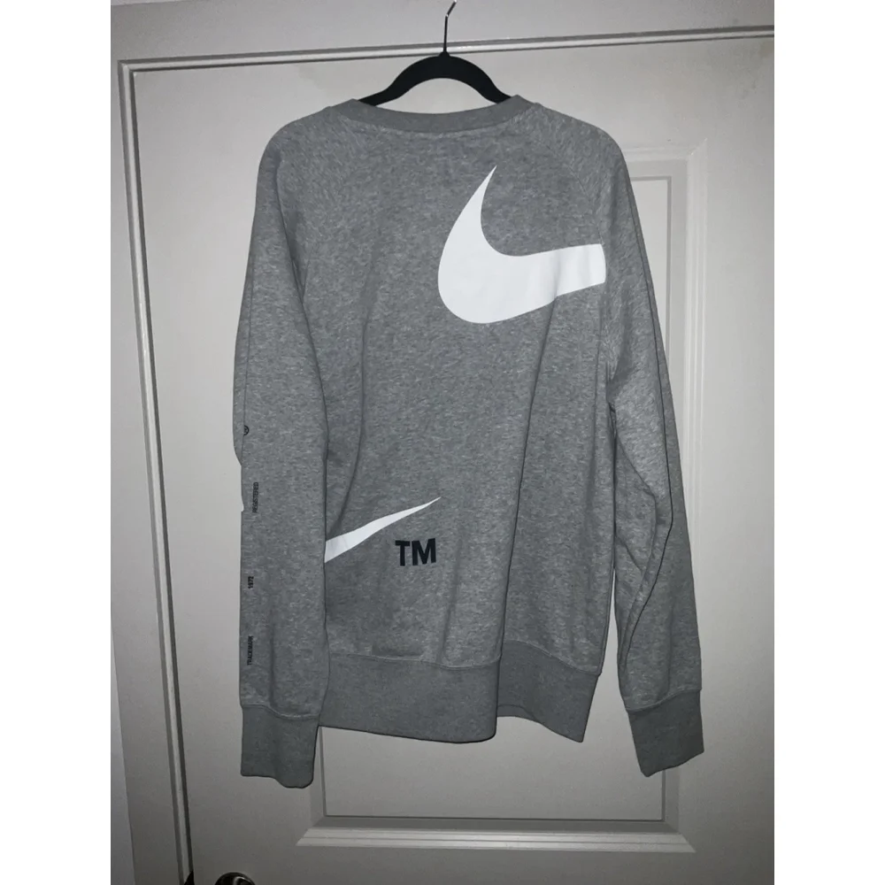 New Nike wrap around swoosh TM logo Crewneck sweatshirt grey DD5993-063 Large